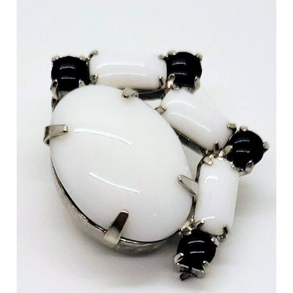 Rare Garne Black Accents with White Milk Glass Clip On Earrings - Picture 5 of 9